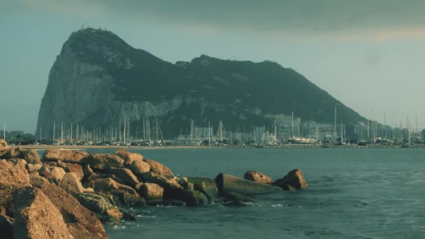 Batı tarafında Cebelitarık Rock ve Marina dayalı yelkenliler — Stok video