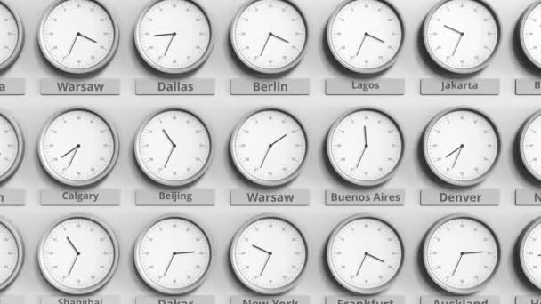 Круглые часы, показывающие время в Варшаве, Польша в пределах мировых часовых поясов. 3D анимация — стоковое видео