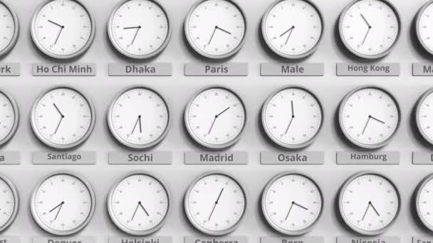 Часы показывают время в Мадриде, Испания среди различных часовых поясов. 3D анимация — стоковое видео
