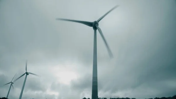 Trois éoliennes en exploitation. Production d'énergie durable — Photo