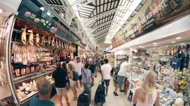 VALENCIA, SPAIN - SEPTEMBER 22, 2018. Food and souvenir stalls in famous Mercado Central or Central Market — Stock Video