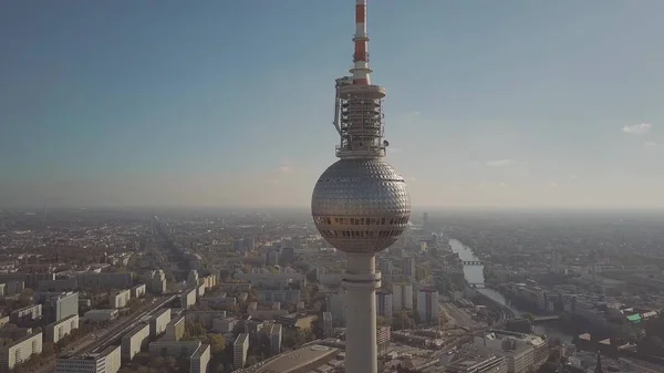 BERLIM, ALEMANHA - 21 de outubro de 2018. Vista aérea do famoso Berliner Fernsehturm ou Torre de Televisão e do rio Spree — Fotografia de Stock