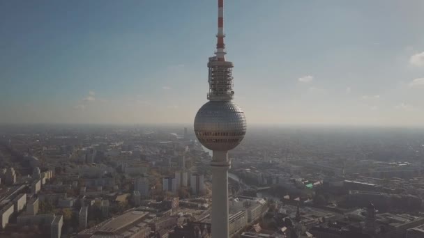 BERLÍN, ALEMANIA - 21 DE OCTUBRE DE 2018. Vista aérea del famoso Berliner Fernsehturm o Torre de Televisión y el río Spree — Vídeo de stock