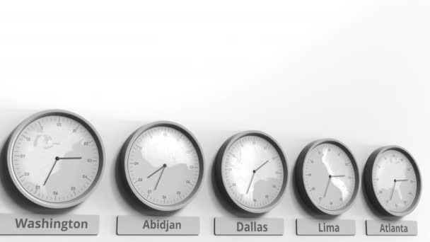 Reloj muestra Dallas, EE.UU. tiempo entre diferentes zonas horarias. Animación 3D conceptual — Vídeos de Stock