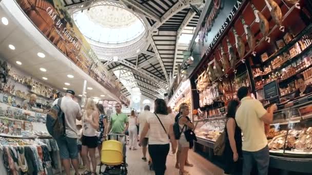 Valencia, Španělsko - 22 září 2018. Jamon a stáncích se suvenýry v potravinách centrální trh — Stock video