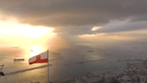 Malerischer Blick vom Felsen von Gibraltar auf die schwenkende Flagge von Gibraltar auf das Meer — Stockvideo