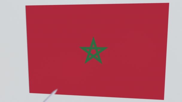 Pfeil zerbricht Platte mit Flagge Marokkos. 3D-Animation — Stockvideo