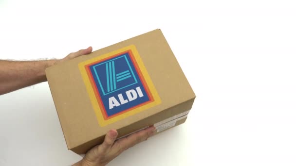 Aldi-Logo auf dem Karton in den Händen. redaktioneller Clip — Stockvideo