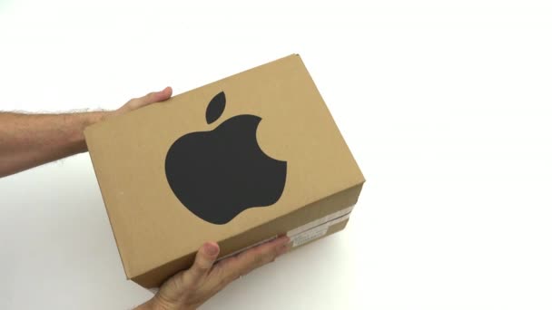 El hombre sostiene la caja con el logotipo de APPLE INC. Clip editorial — Vídeos de Stock