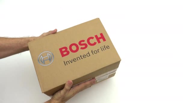 Bosch logo på kartongen i händerna. Redaktionella klipp — Stockvideo