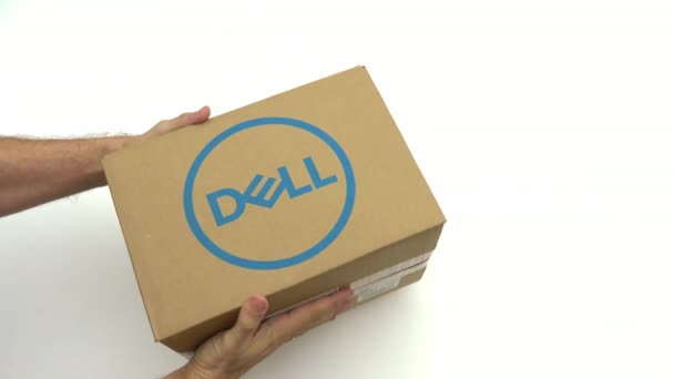Hombre sostiene la caja con el logotipo de DELL. Clip editorial — Vídeo de stock