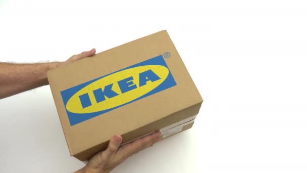 Adam kutusu IKEA logosu ile tutar. Editoryal klip — Stok video