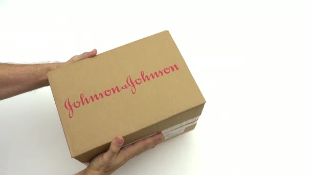 Astuccio da uomo con logo JOHNSON E JOHNSON. Clip editoriale — Video Stock