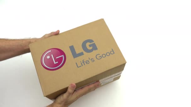 Caja de sujeción de manos con logotipo LG. Clip editorial — Vídeo de stock