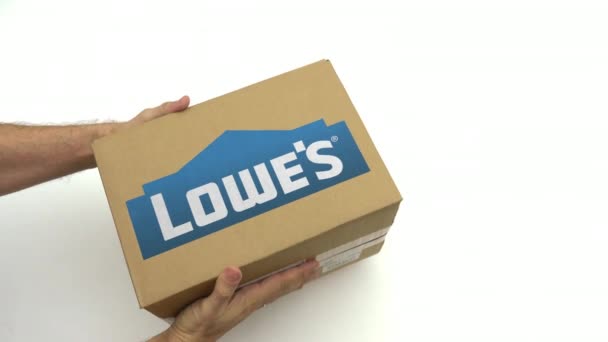 LOWES логотип на коробке в руках. Клип — стоковое видео