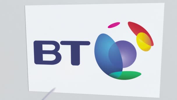 BRITISH TELECOM logotipo de la empresa que está siendo golpeado por la flecha de tiro con arco. Crisis empresarial animación editorial conceptual — Vídeo de stock