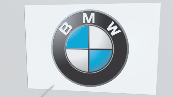 Flecha de tiro con arco rompe placa de vidrio con el logotipo de la empresa BMW. Edición de negocios animación editorial conceptual — Vídeo de stock