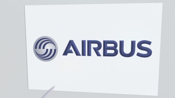 Boogschieten-pijl breekt de glasplaat met Airbus bedrijfslogo. Zakelijke kwestie conceptuele redactionele animatie — Stockvideo