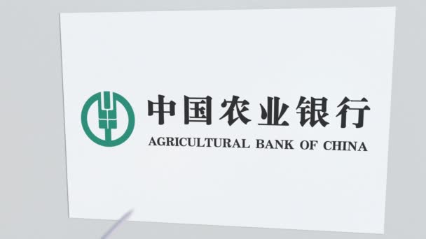 Arco e flecha quebra placa de vidro com o logotipo da empresa AGRICULTURAL BANK OF CHINA. Edição de negócios animação editorial conceitual — Vídeo de Stock
