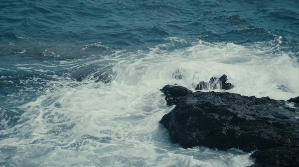 海浪溅在岩石上 — 图库照片