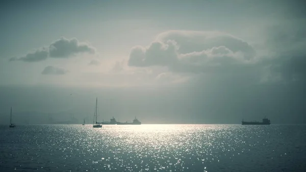 Далеких Вітрильники і вантажних суден біля Гібралтар — стокове фото