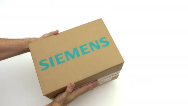 SIEMENS logo on the carton in hands. Editorial clip — Stock Video