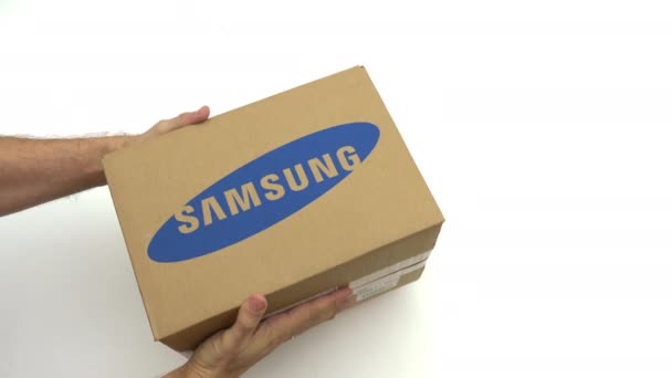 Mann mit Karton mit Samsung-Logo. redaktioneller Clip — Stockvideo