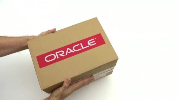 Tartó doboz az Oracle logo kezek. Szerkesztői klip — Stock videók