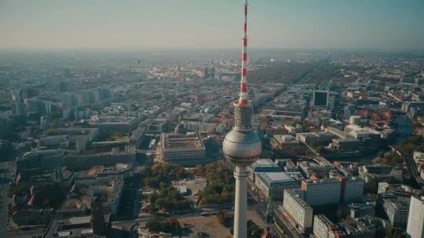 BERLÍN, ALEMANIA - 21 DE OCTUBRE DE 2018. Torre de TV y ciudad, vista aérea — Vídeo de stock