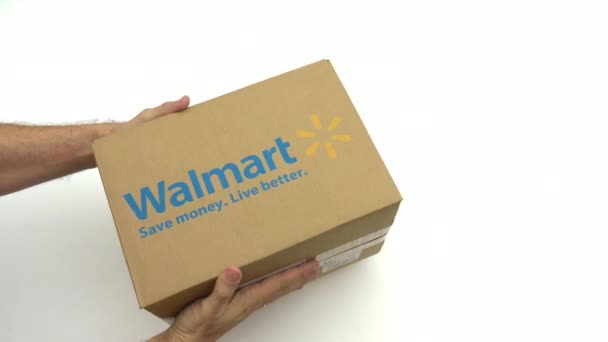 Handen met vak met Walmart logo. Redactionele clip — Stockvideo