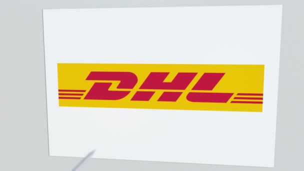 Стрела из лука попадает в тарелку с логотипом DHL. Концептуальная редакционная анимация корпоративных проблем — стоковое видео