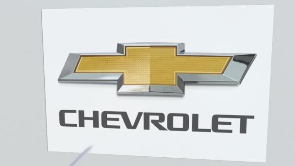 Логотип компании Chevrolet был поражен стрелой из лука. Концептуальная редакционная анимация экономического кризиса — стоковое видео