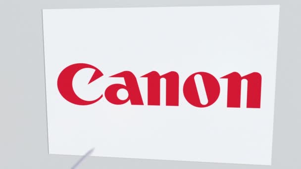 Canon-logo van de bedrijf geraakt door Boogschieten-pijl. Business crisis conceptuele redactionele animatie — Stockvideo
