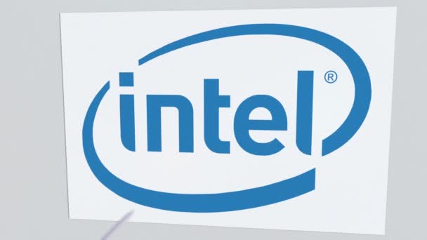 Intel-logo van de bedrijf wordt gekraakt door Boogschieten-pijl. Corporate problemen conceptuele redactionele animatie — Stockvideo