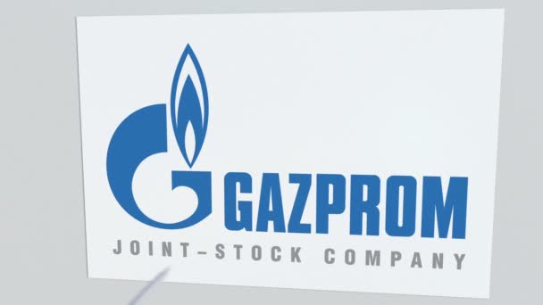 Logo de la compañía GAZPROM siendo golpeado por la flecha de tiro con arco. Crisis empresarial animación editorial conceptual — Vídeos de Stock