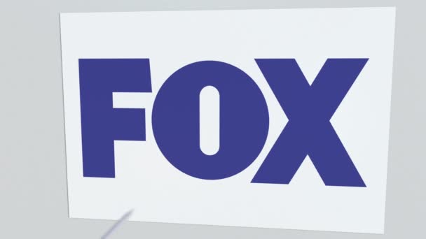 Boogschieten-pijl raakt plaat met Fox-logo. Corporate problemen conceptuele redactionele animatie — Stockvideo