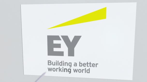 Стрела из лука разбивает стеклянную пластину с логотипом компании EY. Концептуальная редакционная анимация — стоковое видео