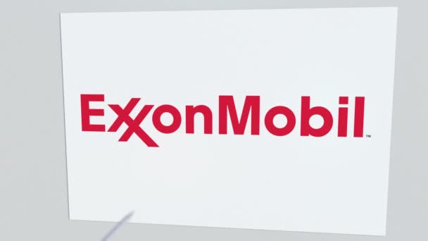 EXXON MOBIL logotipo de la empresa está agrietado por la flecha de tiro con arco. Problemas corporativos animación editorial conceptual — Vídeos de Stock