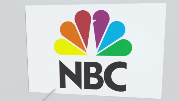 Logo firmy NBC jest pęknięty przez łucznictwo strzałka. Firmowe problemy koncepcyjne redakcji animacji — Wideo stockowe