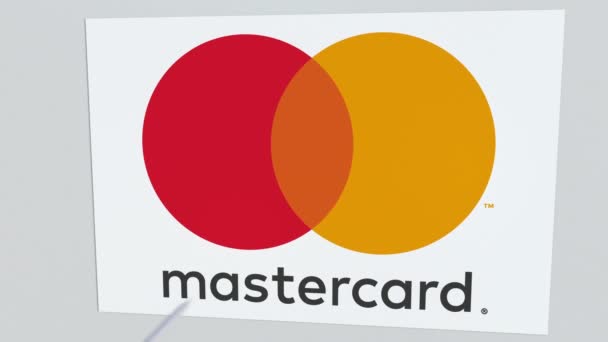 Logotipo da empresa MASTERCARD sendo rachado por flecha de tiro com arco. Problemas corporativos animação editorial conceitual — Vídeo de Stock