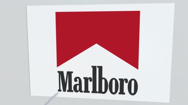 Tiro con arco de flecha golpea la placa con el logotipo de MARLBORO. Problemas corporativos animación editorial conceptual — Vídeo de stock