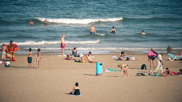 VALENCIA, SPAIN - SEPTEMBER 22, 2018. People swimming and sunbathing on the sandy city beach — Stock Photo, Image