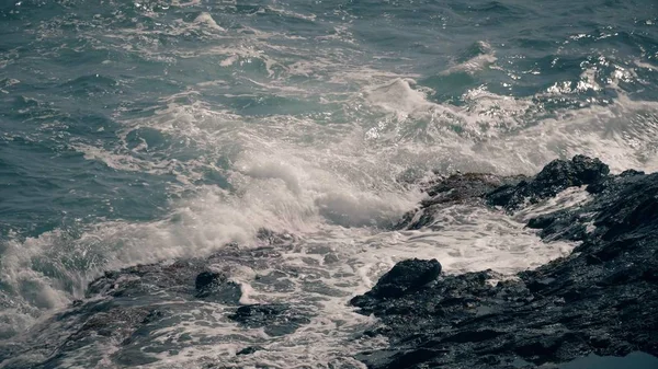 Colpo al rallentatore di onde marine che schizzano sulle rocce costiere — Foto Stock