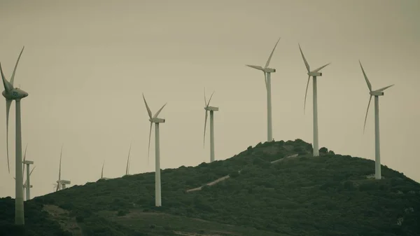 Manilva, İspanya - 27 Eylül 2018. Bulutlu bir günde çalışma rüzgar çiftliği — Stok fotoğraf