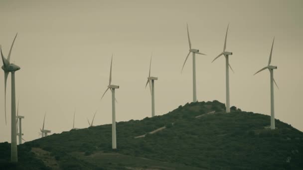 Manilva, Španělsko - 27 září 2018. Provozní větrné farmy na zamračený den — Stock video