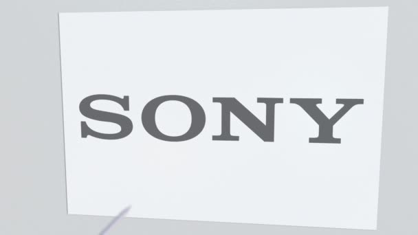 Tiro con arco de flecha golpea la placa con el logotipo de SONY. Problemas corporativos animación editorial conceptual — Vídeos de Stock