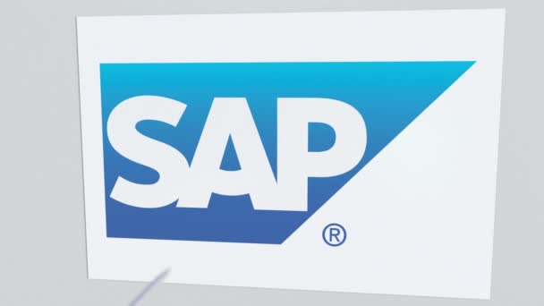 SAP-selskapets logo knekkes av bueskytterpil. Bedriftsproblemer konseptuell redaksjonell animasjon – stockvideo