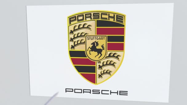 Lukostřelba šipka zasáhne desku s logem Porsche. Firemní problémy koncepční redakční animace — Stock video