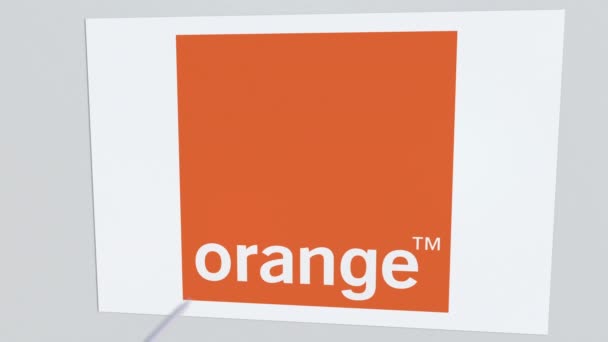 Oranžový firemní logo byl zasažen lukostřelba šipka. Obchodní krize koncepční redakční animace — Stock video