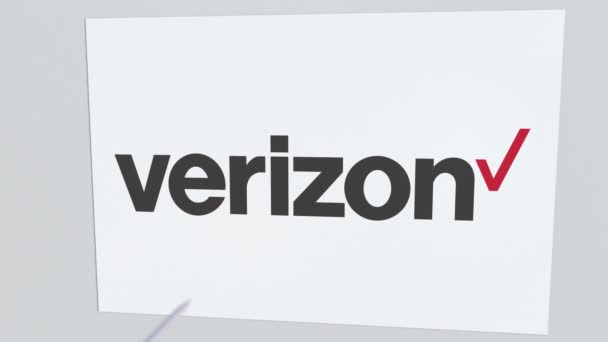 Verizon bedrijfslogo geraakt door Boogschieten-pijl. Business crisis conceptuele redactionele animatie — Stockvideo
